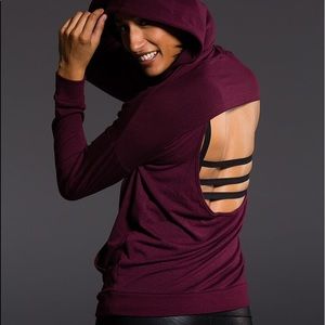 🔥NWT BACKLESS BURGUNDY LONG SLEEVE HOODIE!